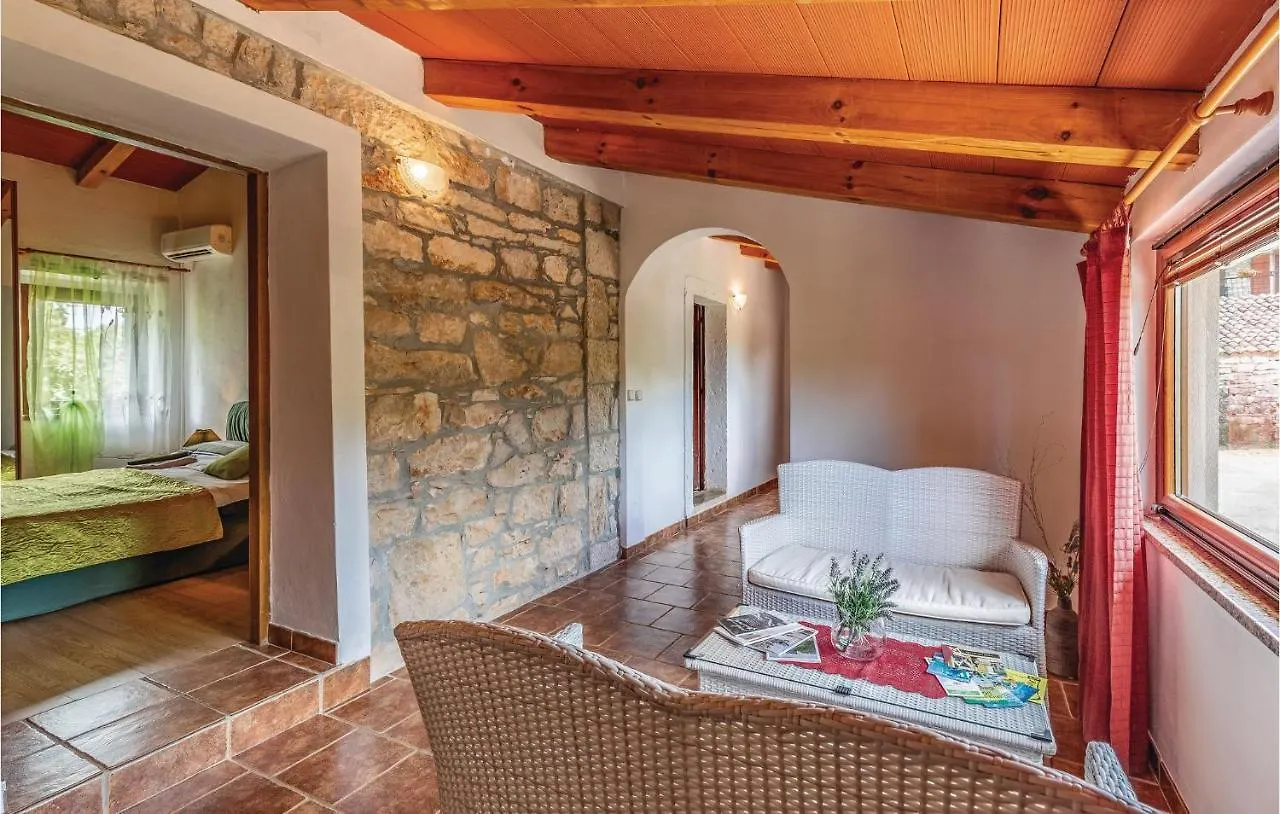 2 Bedroom Amazing Home In Rakotule Feriehus
